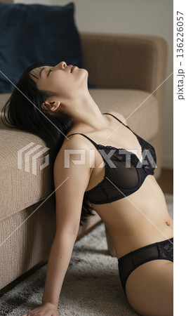 ソファーにもたれ掛かり上を向く黒い下着姿の日本人女性 136226057