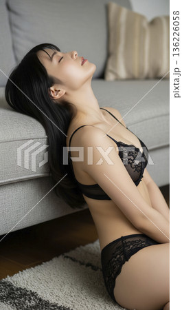 ソファーに寄りかかり目を閉じる黒い下着姿の日本人女性 136226058