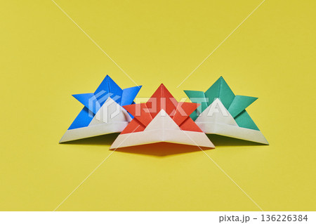 折り紙で折った可愛らしいカラフルな兜 136226384
