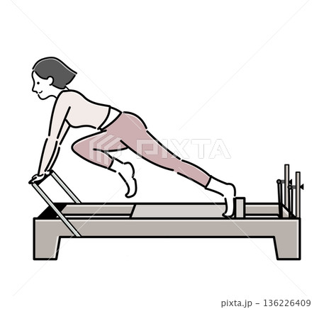 マシンピラティスで膝のストレッチを行うピンクのウェアを着たボブの女性 136226409