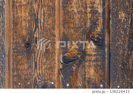 経年変化した古い木板の壁と木目のテクスチャ 136226415