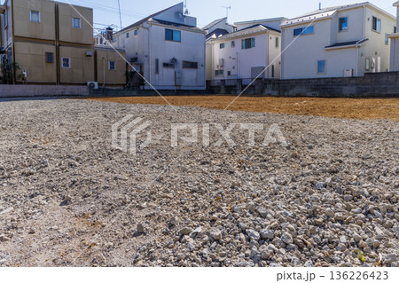 住宅街の整地された更地（宅地造成） 136226423