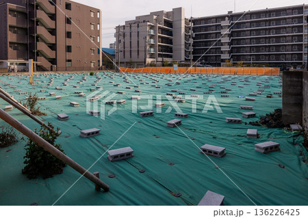 住宅街の整地された更地（宅地造成） 136226425