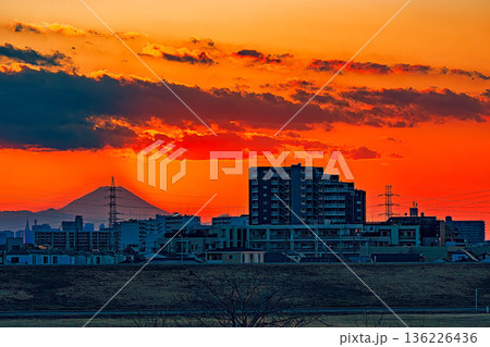 真っ赤な夕焼けと富士山 136226436