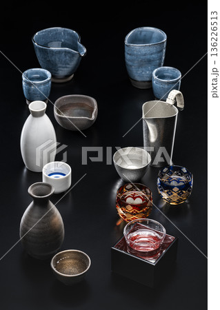 黒背景に並ぶ多彩な酒器と日本酒の和モダン静物 黒背景に並ぶ多彩な酒器と日本酒の和モダン静物 136226513