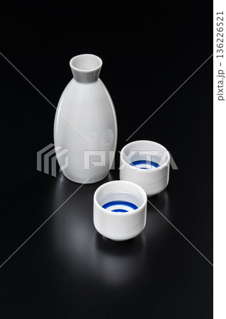 黒背景に並ぶ白い徳利とお猪口の日本酒セット 黒背景に並ぶ白い徳利とお猪口の日本酒セット 136226521