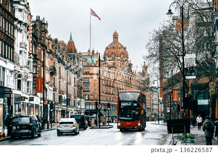 ロンドン　高級デパートが建ち並ぶナイツブリッジ　※一部ソフトフォーカス 136226587