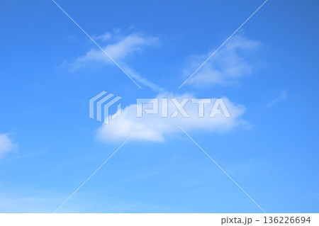 快晴の冬の空に浮かぶ雲 快晴の冬の空に浮かぶ雲 136226694