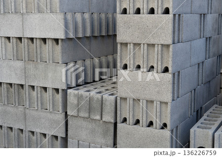 整然と大量に並べられた建築用コンクリートブロック 136226759