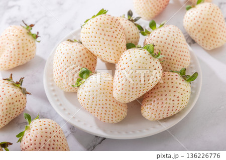 新鮮な白イチゴ 136226776