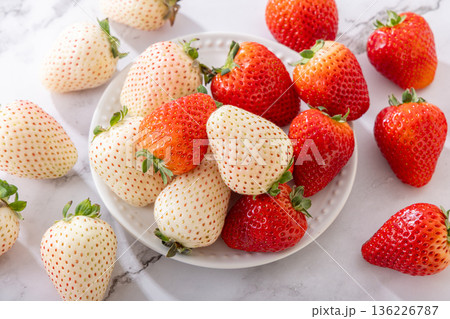 白イチゴと赤いちご 白イチゴと赤いちご 136226787
