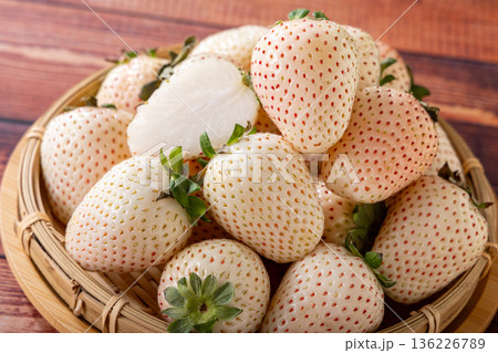 新鮮な白イチゴ 新鮮な白イチゴ 136226789