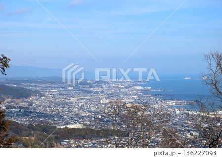 長等山から見下ろす琵琶湖西岸の大津市の風景 長等山から見下ろす琵琶湖西岸の大津市の風景 136227093