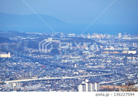 長等山から見下ろす琵琶湖西岸の大津市の風景 長等山から見下ろす琵琶湖西岸の大津市の風景 136227094
