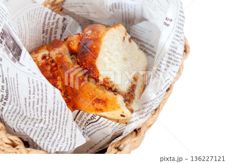 ナッツいっぱいデニッシュパン、カゴ入り【白背景・切り抜き】 136227121