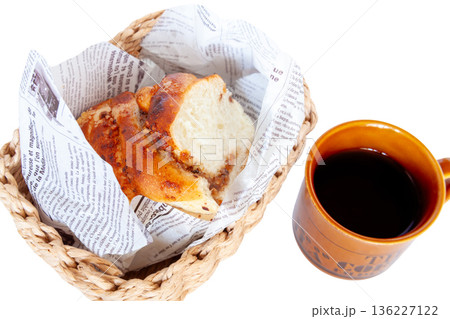 ナッツいっぱいデニッシュパンとコーヒー【白背景・切り抜き】 ナッツいっぱいデニッシュパンとコーヒー【白背景・切り抜き】 136227122