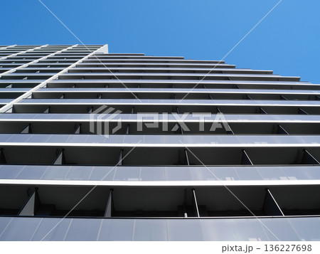 青空にそびえる高層マンション｜木場 136227698
