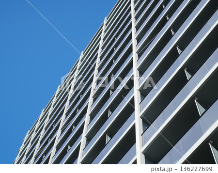 青空にそびえる高層マンション｜木場 136227699