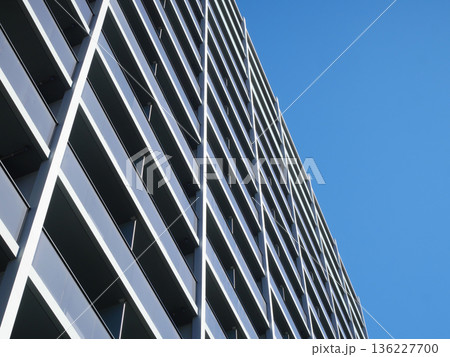 青空にそびえる高層マンション|木場 青空にそびえる高層マンション|木場 136227700