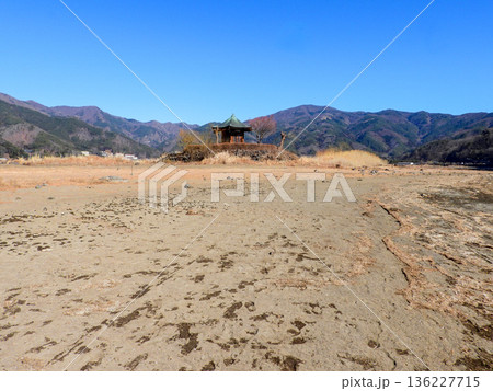 雨が降らないため、著しく水位が下がった河口湖　歩いて六角堂まで行ける河口湖　普段は湖底 136227715