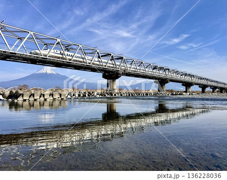 富士川から見る新幹線と富士山 136228036
