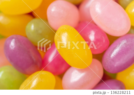 飴・キュート 背景素材 136228211