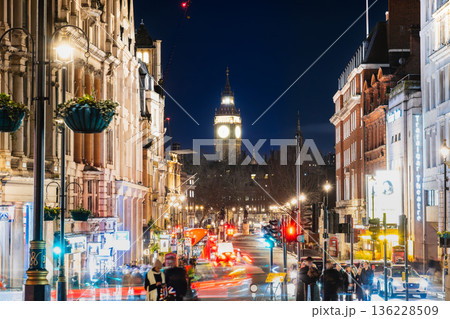 ロンドン夕景 トラファルガー広場から見るエリザベス・タワー(ビッグ・ベン) ロンドン夕景 トラファルガー広場から見るエリザベス・タワー(ビッグ・ベン) 136228509
