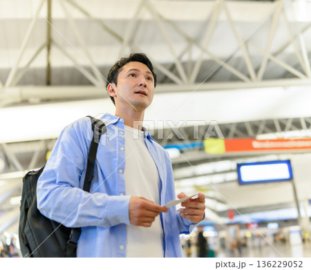 空港で搭乗券を持つ男性 ■撮影協力：関西国際空港（KIX） 136229052