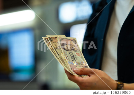 日本円札を数える ■撮影協力：関西国際空港（KIX） 136229060