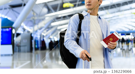 空港でパスポートを持つ男性 ■撮影協力:関西国際空港(KIX) 空港でパスポートを持つ男性 ■撮影協力:関西国際空港(KIX) 136229066