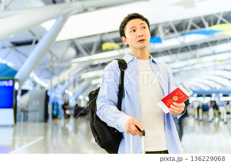 空港で旅立つ男性 ■撮影協力：関西国際空港（KIX） 136229068