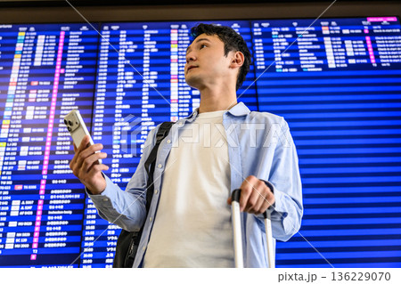空港でフライト情報確認 ■撮影協力:関西国際空港(KIX) 空港でフライト情報確認 ■撮影協力:関西国際空港(KIX) 136229070