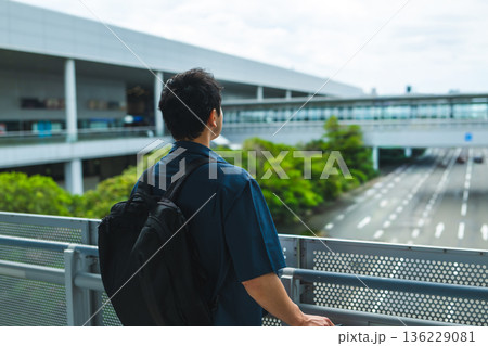 男性が空港外を眺める ■撮影協力：関西国際空港（KIX） 136229081