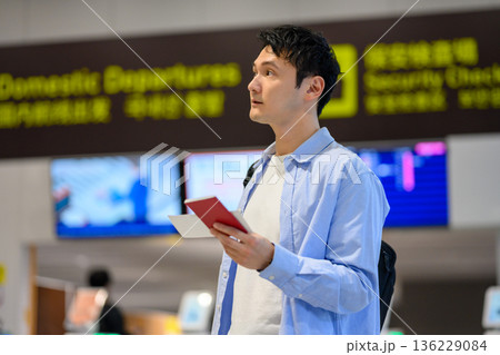 空港で案内板を見上げる男性 ■撮影協力：関西国際空港（KIX） 136229084