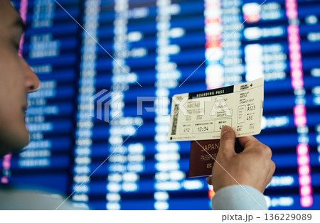 搭乗券とパスポート確認 _■撮影協力:関西国際空港(KIX) 搭乗券とパスポート確認 _■撮影協力:関西国際空港(KIX) 136229089