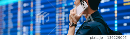 空港で電話する男性 ■撮影協力：関西国際空港（KIX） 136229095