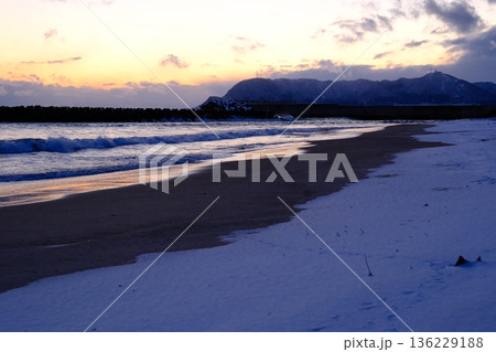 湯の川温泉の浜辺から函館山 136229188