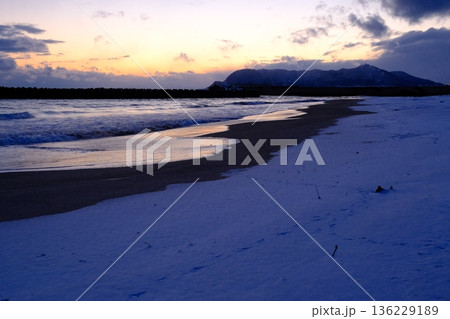 湯の川温泉の浜辺から函館山 136229189