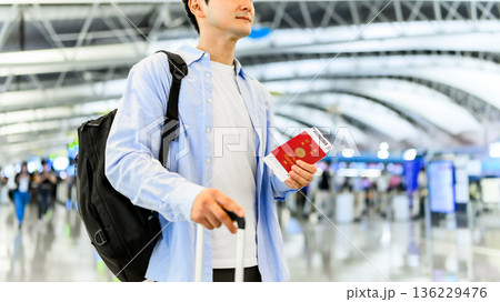 空港で旅立つ男性 ■撮影協力:関西国際空港(KIX) 空港で旅立つ男性 ■撮影協力:関西国際空港(KIX) 136229476