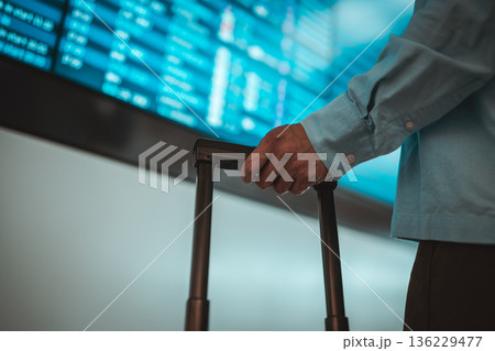 空港で案内板を確認 ■撮影協力：関西国際空港（KIX） 136229477