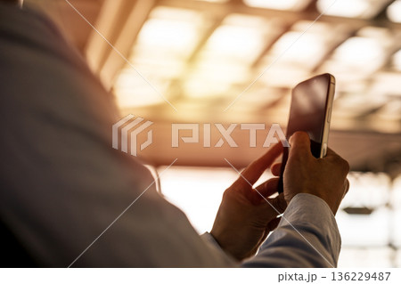 駅でスマホ操作する手元 ■撮影協力：関西国際空港（KIX） 136229487