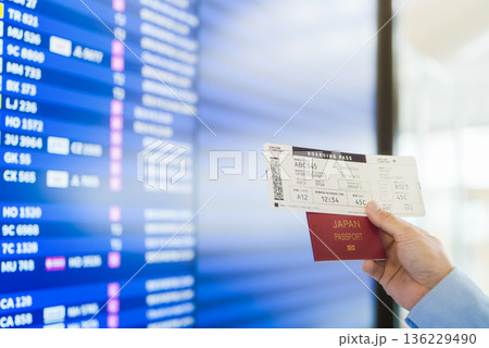 搭乗券とパスポート確認 _■撮影協力:関西国際空港(KIX) 搭乗券とパスポート確認 _■撮影協力:関西国際空港(KIX) 136229490