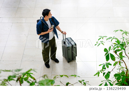 空港で荷物を持つ男性 ■撮影協力：関西国際空港（KIX） 136229499