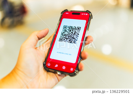 スマホでQRコード提示 ■撮影協力：関西国際空港（KIX） 136229501