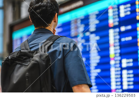 空港でフライト情報確認 ■撮影協力：関西国際空港（KIX） 136229503