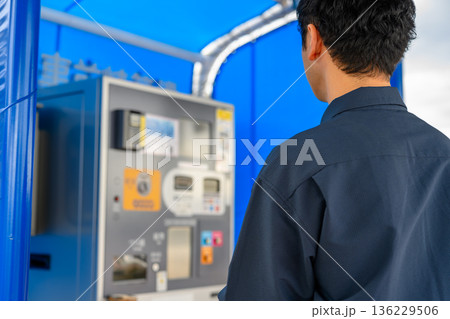 券売機で手続きをする男性 ■撮影協力:関西国際空港(KIX) 券売機で手続きをする男性 ■撮影協力:関西国際空港(KIX) 136229506