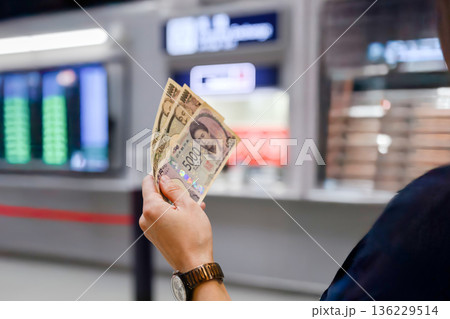 ATMで日本円を引き出す ■撮影協力：関西国際空港（KIX） 136229514