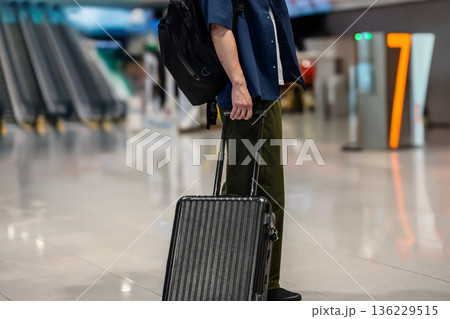 空港でキャリーバッグを引く _■撮影協力:関西国際空港(KIX) 空港でキャリーバッグを引く _■撮影協力:関西国際空港(KIX) 136229515