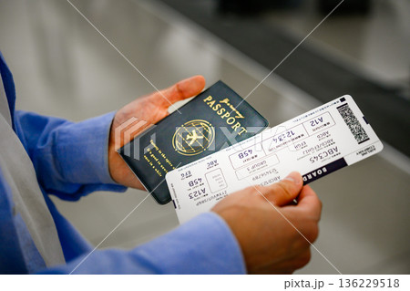パスポートと搭乗券 ■撮影協力:関西国際空港(KIX) パスポートと搭乗券 ■撮影協力:関西国際空港(KIX) 136229518