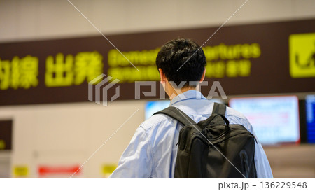 空港 出発案内を見る ■撮影協力：関西国際空港（KIX） 136229548